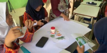 Mahasiswa Lantip 5 Universitas Negeri Semarang Program Studi Pendidikan Bahasa dan Sastra Indonesia melaksanakan inovasi pembelajaran teks laporan hasil observasi di sekolah mitra. Dalam kegiatan ini, mahasiswa memanfaatkan media kertas berwarna dan spidol sebagai sarana belajar. Penggunaan media sederhana tersebut berhasil menciptakan suasana kelas yang interaktif, meningkatkan kreativitas siswa, serta mempermudah pemahaman materi. Melalui inovasi ini, mahasiswa Lantip berupaya menghadirkan pembelajaran yang menyenangkan sekaligus menumbuhkan keterampilan menulis siswa.
