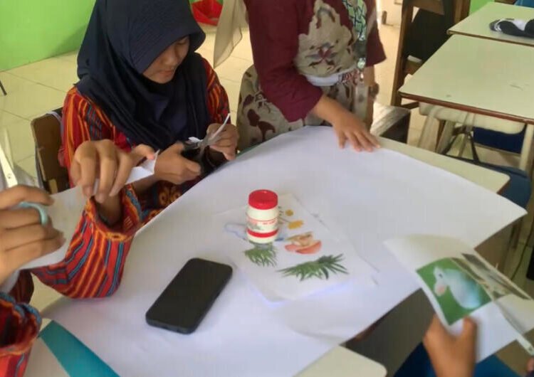 Mahasiswa Lantip 5 Universitas Negeri Semarang Program Studi Pendidikan Bahasa dan Sastra Indonesia melaksanakan inovasi pembelajaran teks laporan hasil observasi di sekolah mitra. Dalam kegiatan ini, mahasiswa memanfaatkan media kertas berwarna dan spidol sebagai sarana belajar. Penggunaan media sederhana tersebut berhasil menciptakan suasana kelas yang interaktif, meningkatkan kreativitas siswa, serta mempermudah pemahaman materi. Melalui inovasi ini, mahasiswa Lantip berupaya menghadirkan pembelajaran yang menyenangkan sekaligus menumbuhkan keterampilan menulis siswa.
