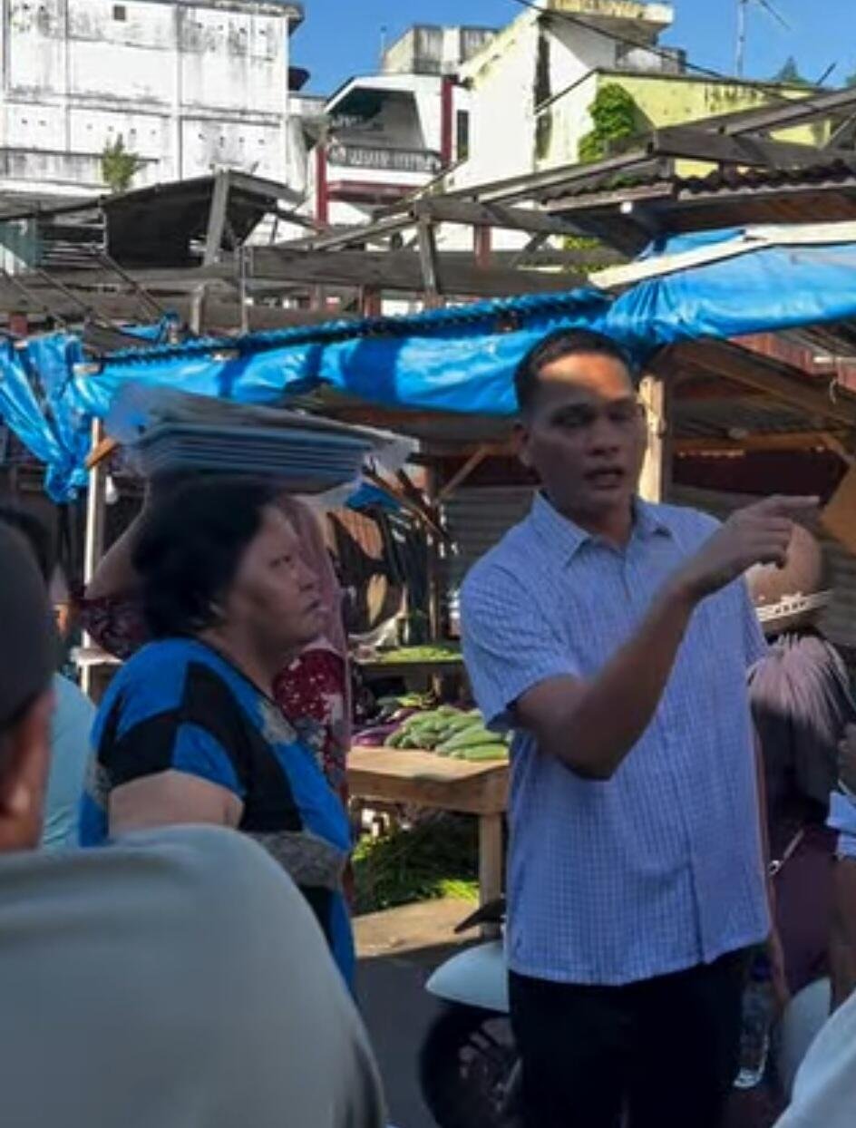 Andar Hutagalung / Anggota DPRD Kota Tebing Tinggi berdialog dengan salah satu pedagang pasar inpres.