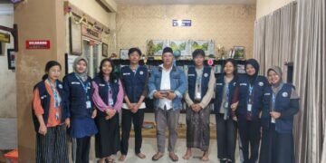 Tim KKN 166 UNS melakukan sesi foto bersama dengan lurah setempat.