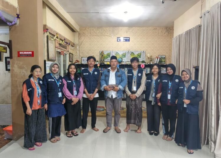 Tim KKN 166 UNS melakukan sesi foto bersama dengan lurah setempat.