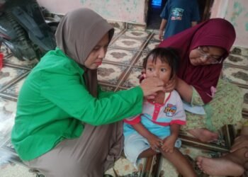 Pemberian Vitamin A Kepada Balita Desa Panimbang Jaya Pada Senin, 11 Agustus 2025. (Sumber: Pribadi)