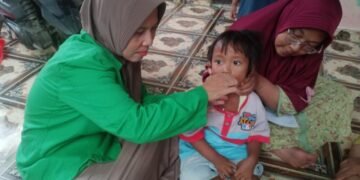Pemberian Vitamin A Kepada Balita Desa Panimbang Jaya Pada Senin, 11 Agustus 2025. (Sumber: Pribadi)