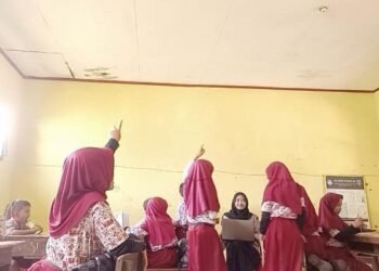 Foto kegiatan game edukatif bertema keislaman (Sumber: dokumentasi mahasiswa KKN UNUHA)