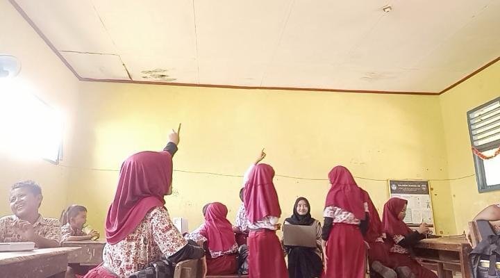 Foto kegiatan game edukatif bertema keislaman (Sumber: dokumentasi mahasiswa KKN UNUHA)