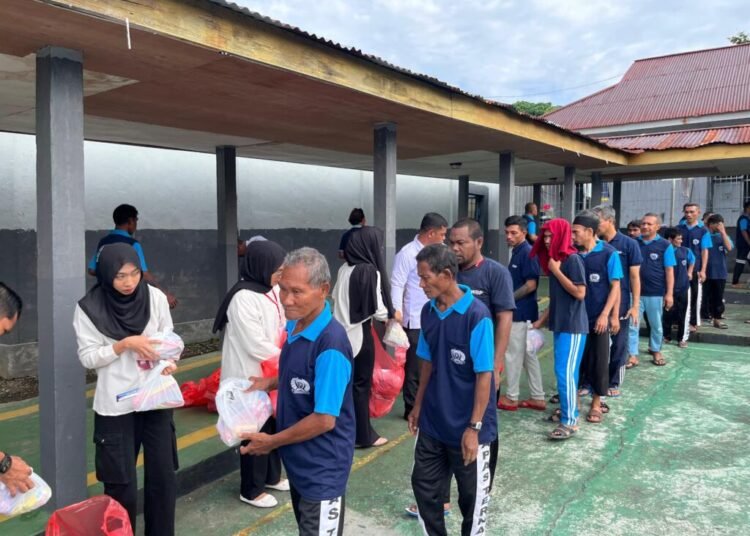 Lapas Ternate Bagikan Paket Peralatan Mandi dan Kebersihan kepada Warga Binaan 46 Lapas Ternate