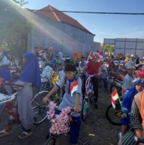 Pawai Sepeda Hias Warnai Desa Kalipecabean, KKN-T Umsida Gandeng TK ABA 7 dan TPQ Riyadhus Sholihin 47 Sepeda Hias