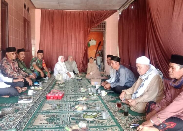 Babinsa Koramil 0111/Pagelaran Kodim 0601/Pandeglang Ikuti Peringatan Maulid Nabi Muhammad SAW 1447 H di Desa Turus 46 Serda Widagyo Babinsa Desa Turus Kecamatan Patia menghadiri kegiatan Peringatan Maulid Nabi Muhammad SAW 1447 H bertempat di Masjid Al Aamiin Kampung Turus, Desa Turus, Kecamatan Patia