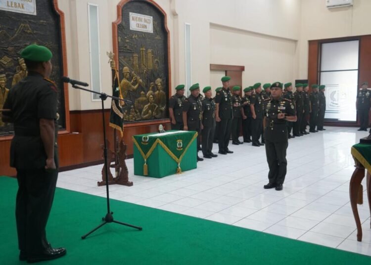 Dandim 0601/Pandeglang Letkol Inf. Afri Swandi Ritonga, S.I.P. Bertindak Sebagai Komandan Acara dalam Upacara Sertijab di Korem 064/MY 46 WhatsApp Image 2025 09 08 at 14.49.47 341b75f0