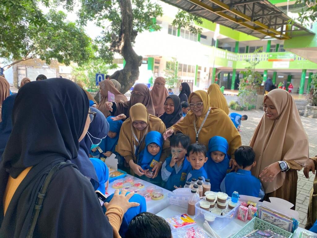 TK Islam Terpadu Al-Fadiyah Gelar Market Day, Tanamkan Jiwa Wirausaha Bernilai Islami 47 WhatsApp Image 2025 09 08 at 20.52.31