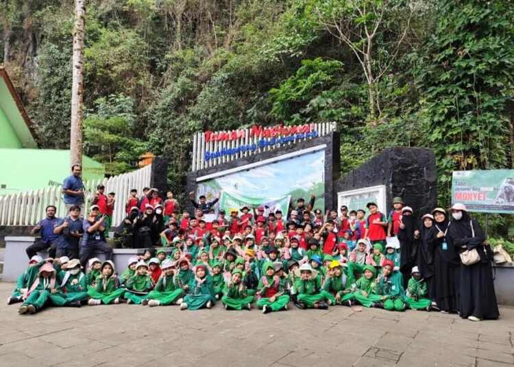 Siswa SDIT Al-Fadiyah Kunjungi Bantimurung, Belajar Siklus Hidup Kupu-Kupu dan Cinta Alam 46 WhatsApp Image 2025 09 09 at 17.22.33