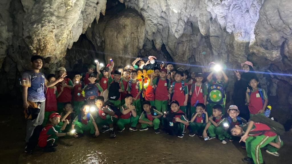 Siswa SDIT Al-Fadiyah Kunjungi Bantimurung, Belajar Siklus Hidup Kupu-Kupu dan Cinta Alam 49 WhatsApp Image 2025 09 09 at 18.46.09