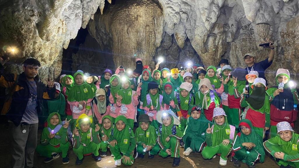 Siswa SDIT Al-Fadiyah Kunjungi Bantimurung, Belajar Siklus Hidup Kupu-Kupu dan Cinta Alam 48 WhatsApp Image 2025 09 09 at 18.46.11