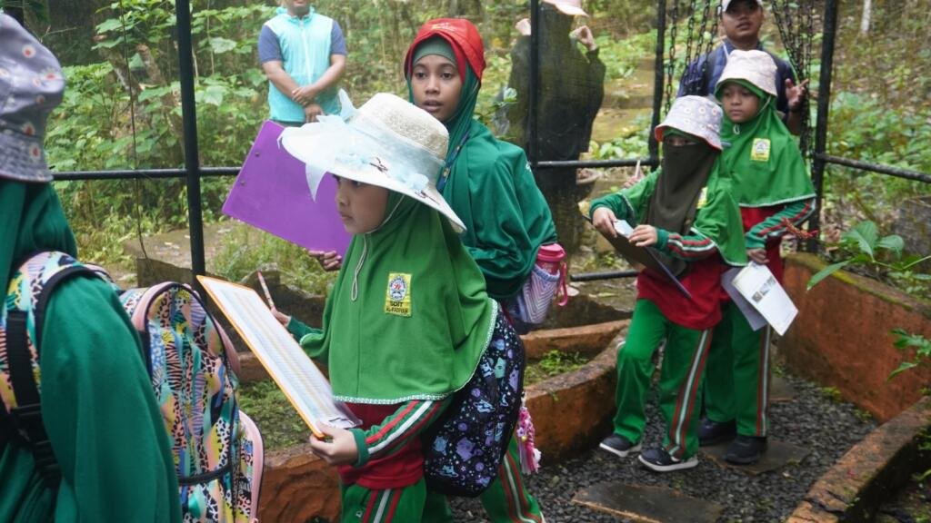 Siswa SDIT Al-Fadiyah Kunjungi Bantimurung, Belajar Siklus Hidup Kupu-Kupu dan Cinta Alam 47 WhatsApp Image 2025 09 09 at 23.25.43