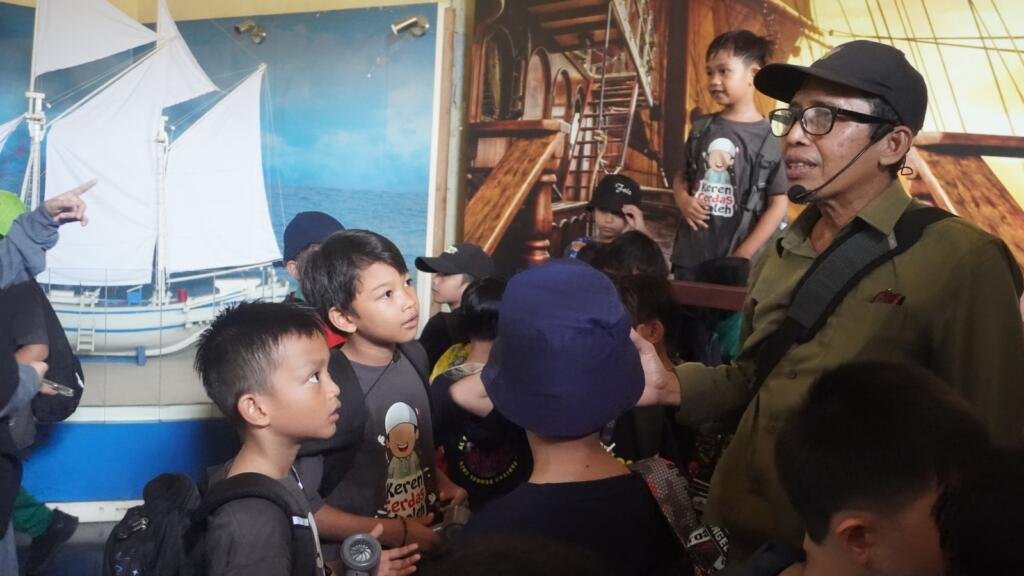 Belajar Sejarah dari Benda Peninggalan Sejarah, Rombel 2 SDIT Al-Fadiyah Lakukan Field Trip di Benteng Rotterdam 47 WhatsApp Image 2025 09 11 at 14.47.11