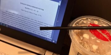 potret menikmati kopi sambil melanjarkan pekerjaan. Loct : Nuseum Of Tanta Mien