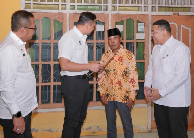 Bersama Menko AHY Serahkan Sertipikat Tanah untuk Rakyat di Bengkulu, Wamen Ossy Apresiasi Peran Pemerintah Daerah 46 WhatsApp Image 2025 09 17 at 14.30.54