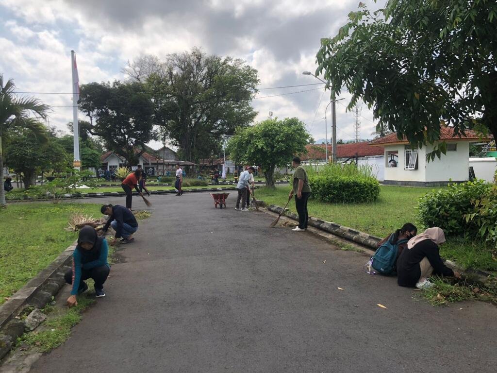 Bapas Purwokerto Gelar Aksi Sosial Bersihkan Lingkungan Kecamatan Banyumas, Wujud Peduli Klien Pemasyarakatan 47 WhatsApp Image 2025 09 19 at 13.45.34 1