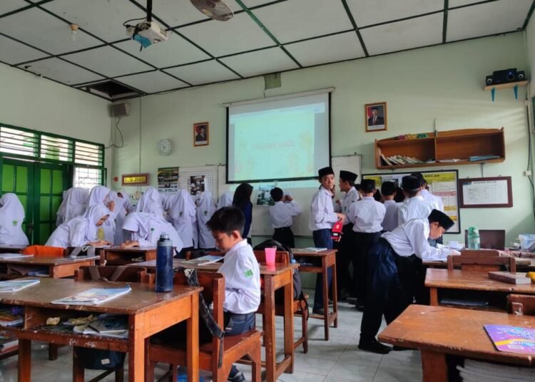 Turning the Classroom into a Museum: “Gallery Walk” Method Sparks Enthusiasm at MTsN 6 Bantul 46 WhatsApp Image 2025 09 21 at 11.20.07