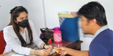 Dokter dari Kanwil Kemenkumham Bengkulu memberikan layanan kesehatan kepada Warga Binaan di Klinik Pratama Lapas Bengkulu.