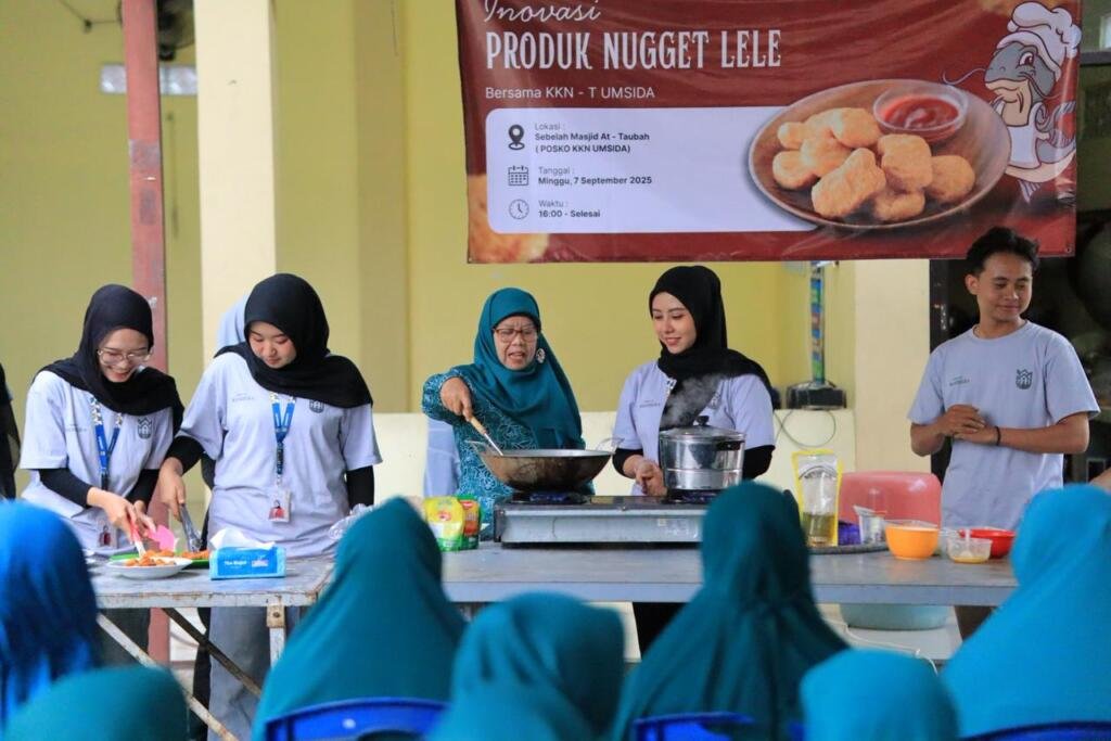 Menggali Potensi Lele Kedurus: Mahasiswa Umsida Hadirkan Inovasi Nugget Bersama Ibu-ibu PKK 2 Figure 1: Involvement of PKK Members in the Socialization and Practice of Making Catfish Nuggets