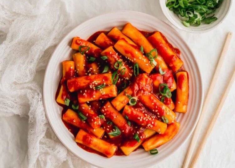 Gambar 1. Tteokbokki (Korean Rice Cakes in Gochujang Sauce). Sumber: siftandsimmer.com