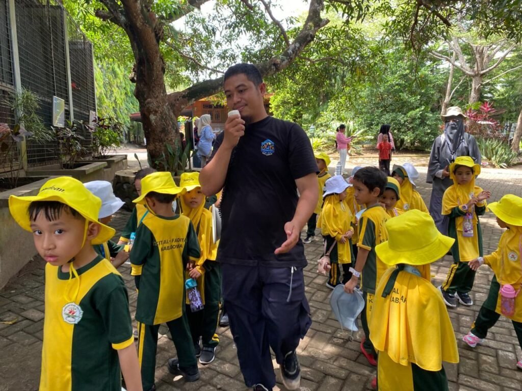 To cultivate compassion for fellow creatures of God, TKIT Al-Fadiyah held an outing class at Citra Satwa Celebes. 47 1