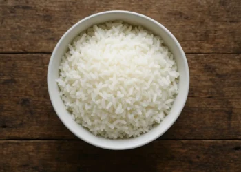 Semangkuk nasi putih pulen hasil proses gelatinisasi pati | Sumber: pixabay @nutriscanapp