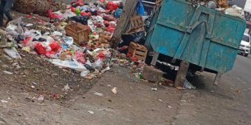 Ciputat, Tangerang Selatan – Penumpukan sampah kembali terjadi di kawasan Pasar Cimanggis, Ciputat, Tangerang Selatan. Berdasarkan pantauan di lokasi pada Minggu (5/10/2025), tumpukan sampah terlihat berserakan di sekitar area pasar dan di pinggir jalan, bahkan sebagian sudah menumpuk hingga meluber dari bak penampungan. Sampah yang didominasi oleh sisa sayur, plastik, dan bahan organik lain ini menimbulkan bau tidak sedap serta menjadi pemandangan yang kurang enak bagi warga dan pengunjung pasar. Beberapa pedagang dan warga sekitar mengaku terganggu dengan kondisi tersebut karena menimbulkan aroma busuk dan mengundang lalat. Kondisi ini juga dikhawatirkan dapat mencemari lingkungan dan menimbulkan risiko kesehatan masyarakat sekitar. Sampah yang berserakan di jalan membuat akses keluar masuk pasar menjadi tidak nyaman bagi pengunjung maupun kendaraan. Saya berharap Dinas Lingkungan Hidup Kota Tangerang Selatan segera melakukan penanganan lebih rutin dan menambah armada pengangkutan sampah di area pasar agar tidak menumpuk seperti sekarang.