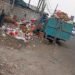 Ciputat, Tangerang Selatan – Penumpukan sampah kembali terjadi di kawasan Pasar Cimanggis, Ciputat, Tangerang Selatan. Berdasarkan pantauan di lokasi pada Minggu (5/10/2025), tumpukan sampah terlihat berserakan di sekitar area pasar dan di pinggir jalan, bahkan sebagian sudah menumpuk hingga meluber dari bak penampungan. Sampah yang didominasi oleh sisa sayur, plastik, dan bahan organik lain ini menimbulkan bau tidak sedap serta menjadi pemandangan yang kurang enak bagi warga dan pengunjung pasar. Beberapa pedagang dan warga sekitar mengaku terganggu dengan kondisi tersebut karena menimbulkan aroma busuk dan mengundang lalat. Kondisi ini juga dikhawatirkan dapat mencemari lingkungan dan menimbulkan risiko kesehatan masyarakat sekitar. Sampah yang berserakan di jalan membuat akses keluar masuk pasar menjadi tidak nyaman bagi pengunjung maupun kendaraan. Saya berharap Dinas Lingkungan Hidup Kota Tangerang Selatan segera melakukan penanganan lebih rutin dan menambah armada pengangkutan sampah di area pasar agar tidak menumpuk seperti sekarang.