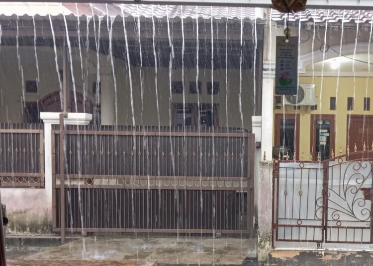 Hujan Deras Akhiri Teriknya Jakarta, Sejumlah Daerah di Jakarta Tergenang Banjir 46 Hujan