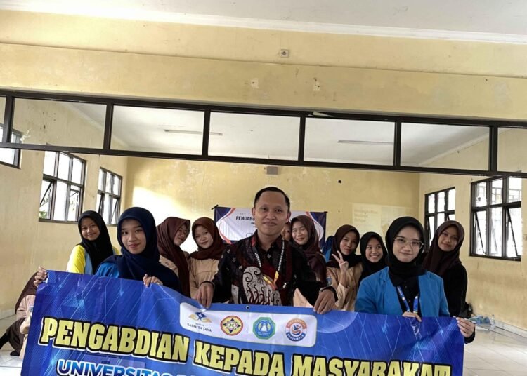 PKM Mahasiswa Universitas Pamulang Kampus Serang "Literasi Keuangan untuk Pelajar SMKN 7 Kota Serang dalam Membangun Budaya Finansial yang Sehat 46 1000416883 11zon
