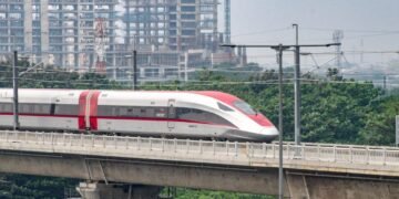 Kereta Cepat Whoosh saat melaju di rute Jakarta–Bandung (sumber: KCIC)
