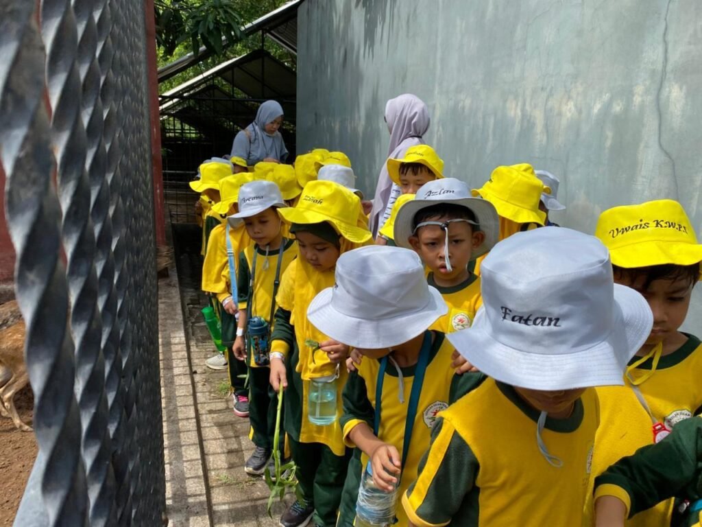To cultivate compassion for fellow creatures of God, TKIT Al-Fadiyah held an outing class at Citra Satwa Celebes. 48 2
