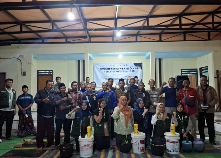 Edukasi Hijau: KKN UNS Hadirkan Solusi Pupuk Organik dari Sampah Dapur dan Daun Sirsak 46 Sosialisasi dan Praktik Pembuatan Pupuk Organik dari Sampah Dapur dan Daun Sirsak