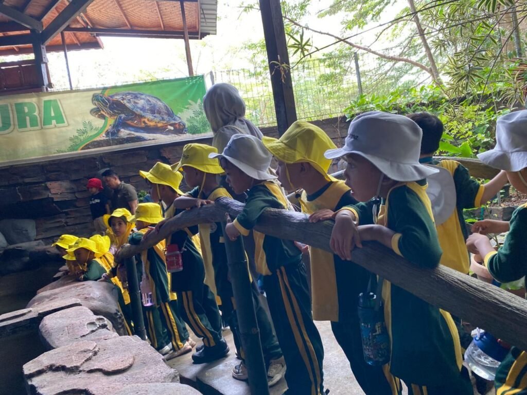 To cultivate compassion for fellow creatures of God, TKIT Al-Fadiyah held an outing class at Citra Satwa Celebes. 49 3