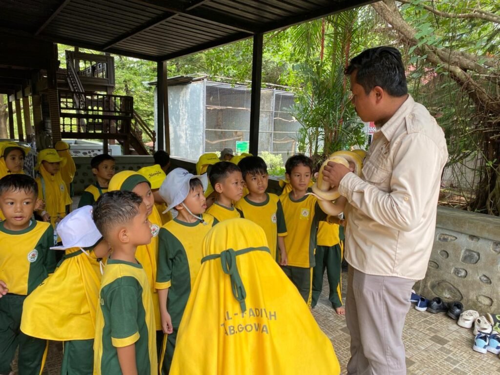 To cultivate compassion for fellow creatures of God, TKIT Al-Fadiyah held an outing class at Citra Satwa Celebes. 50 4