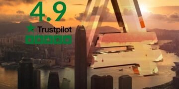 Skor Trustpilot AMarkets 4.9 bintang ditampilkan di atas latar belakang kota saat matahari terbenam dengan simbol "A" transparan berukuran besar.