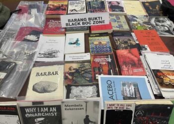 Puluhan buku disita polisi dari tersangka kerusuhan dalam Konferensi pers  di Polda Jawa  Barat, Selasa, 16 September 2025. Dok. Humas Polri