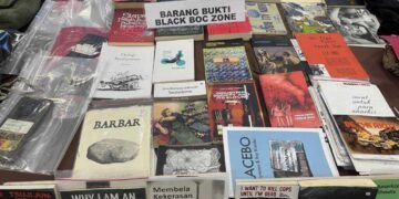 Puluhan buku disita polisi dari tersangka kerusuhan dalam Konferensi pers  di Polda Jawa  Barat, Selasa, 16 September 2025. Dok. Humas Polri