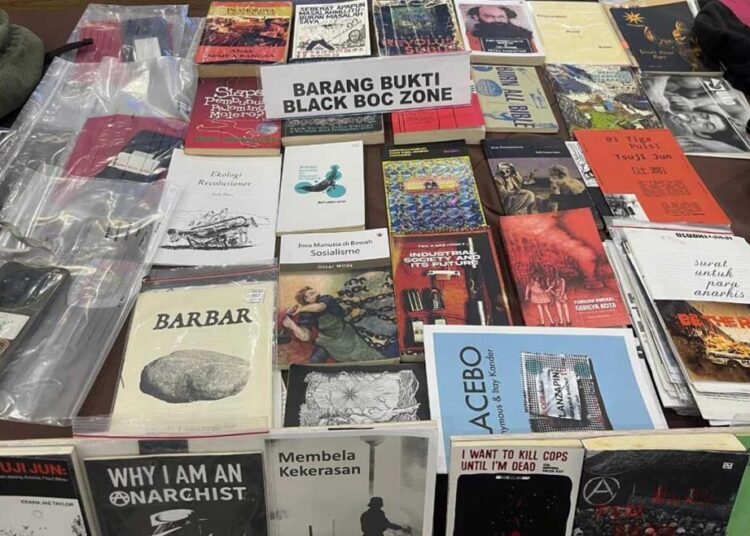 Puluhan buku disita polisi dari tersangka kerusuhan dalam Konferensi pers  di Polda Jawa  Barat, Selasa, 16 September 2025. Dok. Humas Polri