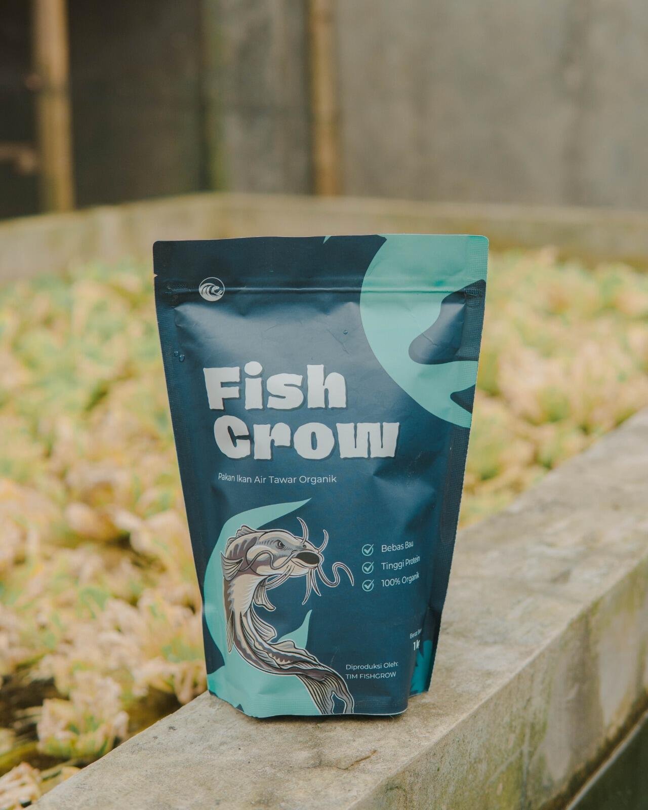 Pakan Ikan Organik Fishgrow 47 Pakan Ikan Organik Fishgrow  FishGrow merupakan produk inovatif pakan ikan yang dikembangkan oleh tim mahasiswa Universitas Muhammadiyah Purwokerto sebagai solusi untuk menekan biaya produksi dan mendukung keberlanjutan usaha budidaya perikanan. Produk ini memanfaatkan bahan baku lokal berupa maggot Black Soldier Fly (BSF) dan tanaman apu-apu (Pistia stratiotes) yang kaya nutrisi sebagai alternatif pakan yang ekonomis dan ramah lingkungan.  Budidaya ikan di Indonesia, terutama di wilayah Banyumas, mengalami pertumbuhan pesat yang menyebabkan kebutuhan pakan ikan meningkat signifikan. Namun, sebagian besar pakan konvensional masih bergantung pada bahan impor seperti tepung ikan dan tepung kedelai, yang rentan terhadap fluktuasi harga dan pasokan. FishGrow hadir sebagai inovasi pakan yang menggabungkan protein tinggi dari maggot BSF (65%) dan serat serta nutrisi penting dari apu-apu, sehingga dapat memberikan pakan berkualitas dengan harga lebih terjangkau.  Proses produksi FishGrow dilakukan dengan pemanfaatan limbah organik sebagai media budidaya maggot dan pengolahan apu-apu secara higienis, termasuk uji laboratorium untuk mengukur kandungan protein, lemak, dan serat serta memastikan keamanan bahan baku bebas patogen. Produk akhir berbentuk pelet yang dikemas rapat dengan teknologi vacuum sealer dan dilengkapi label informasi nutrisi serta QR Code untuk kemudahan akses penggunaan.  Pemasaran FishGrow dilakukan secara offline dengan distribusi ke toko pakan ternak dan tawaran langsung ke peternak ikan lokal, serta secara online melalui media sosial dan marketplace digital seperti Instagram, TikTok, dan Shopee. Strategi ini bertujuan untuk menjangkau petani ikan skala kecil dan menengah yang membutuhkan suplemen pakan berkualitas dengan harga bersaing.   FishGrow bukan hanya menghadirkan solusi inovatif di sektor perikanan, tetapi juga memberikan dampak sosial dan ekonomi yang positif melalui pengurangan limbah organik, dan dukungan terhadap usaha perikanan yang berkelanjutan.