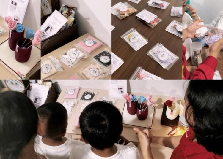 Anak-anak memasarkan hasil produk yang telah di olah
