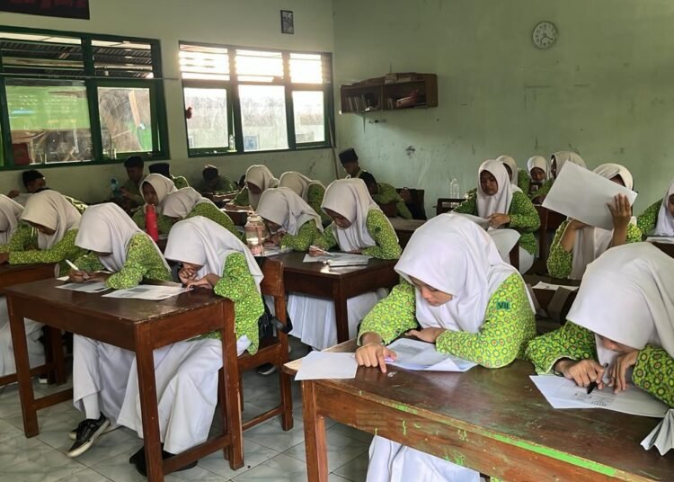 Siswa Kelas IX MTsN 6 Bantul Gelar Try Out Mandiri Jelang Uji Coba Ujian dari Dinas Pendidikan 46 Gambar WhatsApp 2025 10 17 pukul 13.00.00 9d54d3d6
