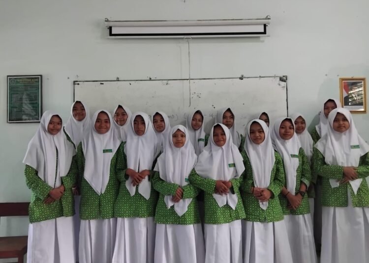 Farida Latih Paduan Suara Kelas IXF untuk Lomba Hari Santri 46 Hari Santri
