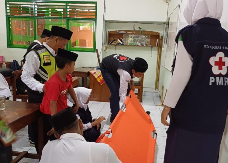 Tim Kesehatan MTsN 6 Bantul Sigap Tangani Siswa Sakit Saat Upacara 46 MTsN 6 Bantul