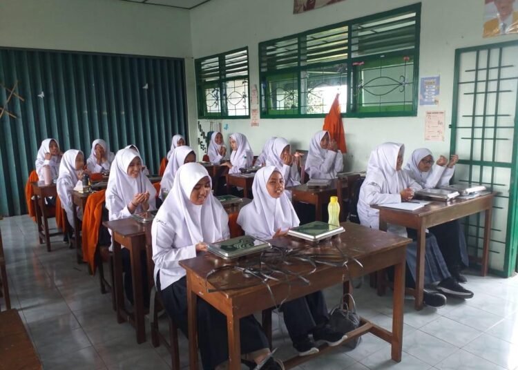 Wali Kelas VIIB MTsN 6 Bantul Ajarkan Tertib Berdoa Sebelum Makan 46 MTsN 6 Bantul