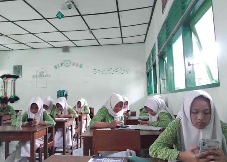 Siswa Kelas IX D MTs N 6 Bantul Laksanakan Asesmen Tengah Semester Gasal Bahasa Jawa 2025 46 MTs N 6 Bantul