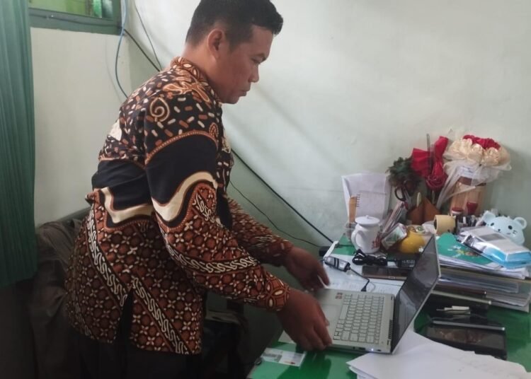 Pegawai Tata Usaha MTsN 6 Bantul Cek Jaringan Wi-Fi Secara Berkala Demi Berikan Pelayanan Terbaik 46 MTsN 6 Bantul