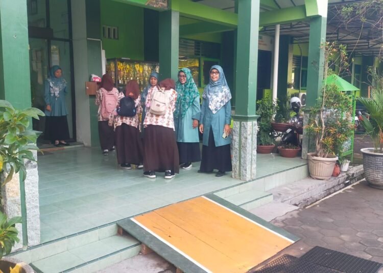 Guru dan Pegawai Piket Jumat MTsN 6 Sambut Siswa dengan Semangat 46 MTsN 6
